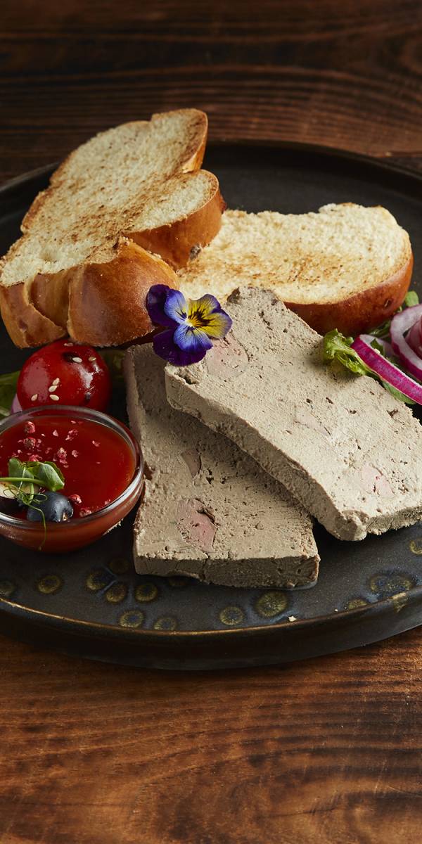 Kacsamáj terrine csipkebogyó lekvárral és vajas kaláccsal