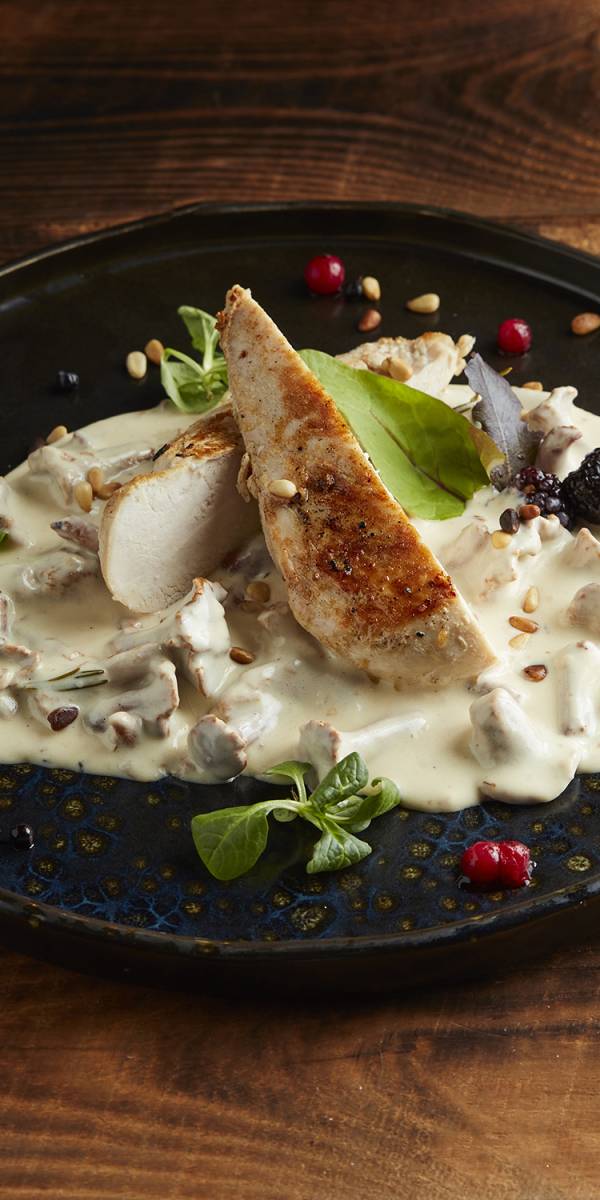 Sous vide csirkemell rókagombával, pirított fenyőmaggal