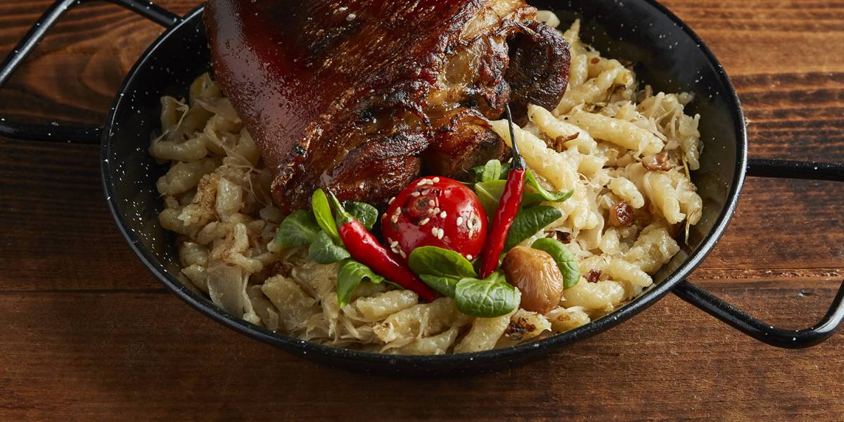 Barna sörrel locsolt malaccsülök káposztás sztrapacskával